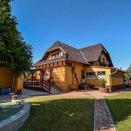 Gala Panzio Hotel Simontornya Ngoại thất bức ảnh