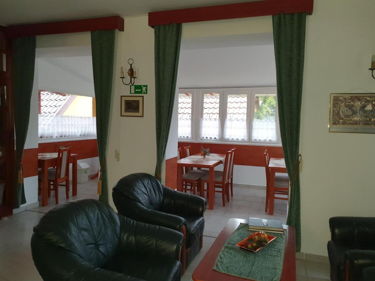 Gala Panzio Hotel Simontornya Ngoại thất bức ảnh