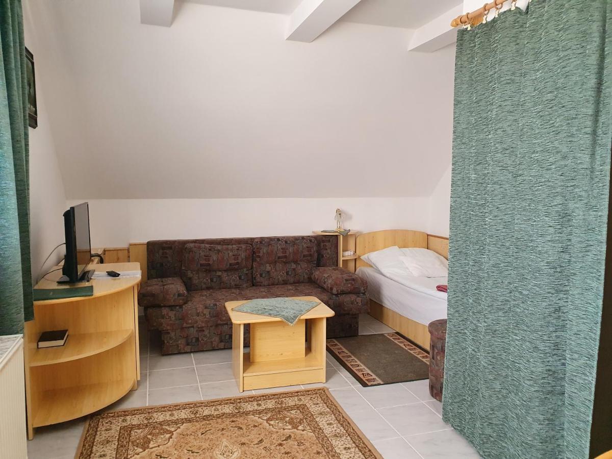 Gala Panzio Hotel Simontornya Ngoại thất bức ảnh