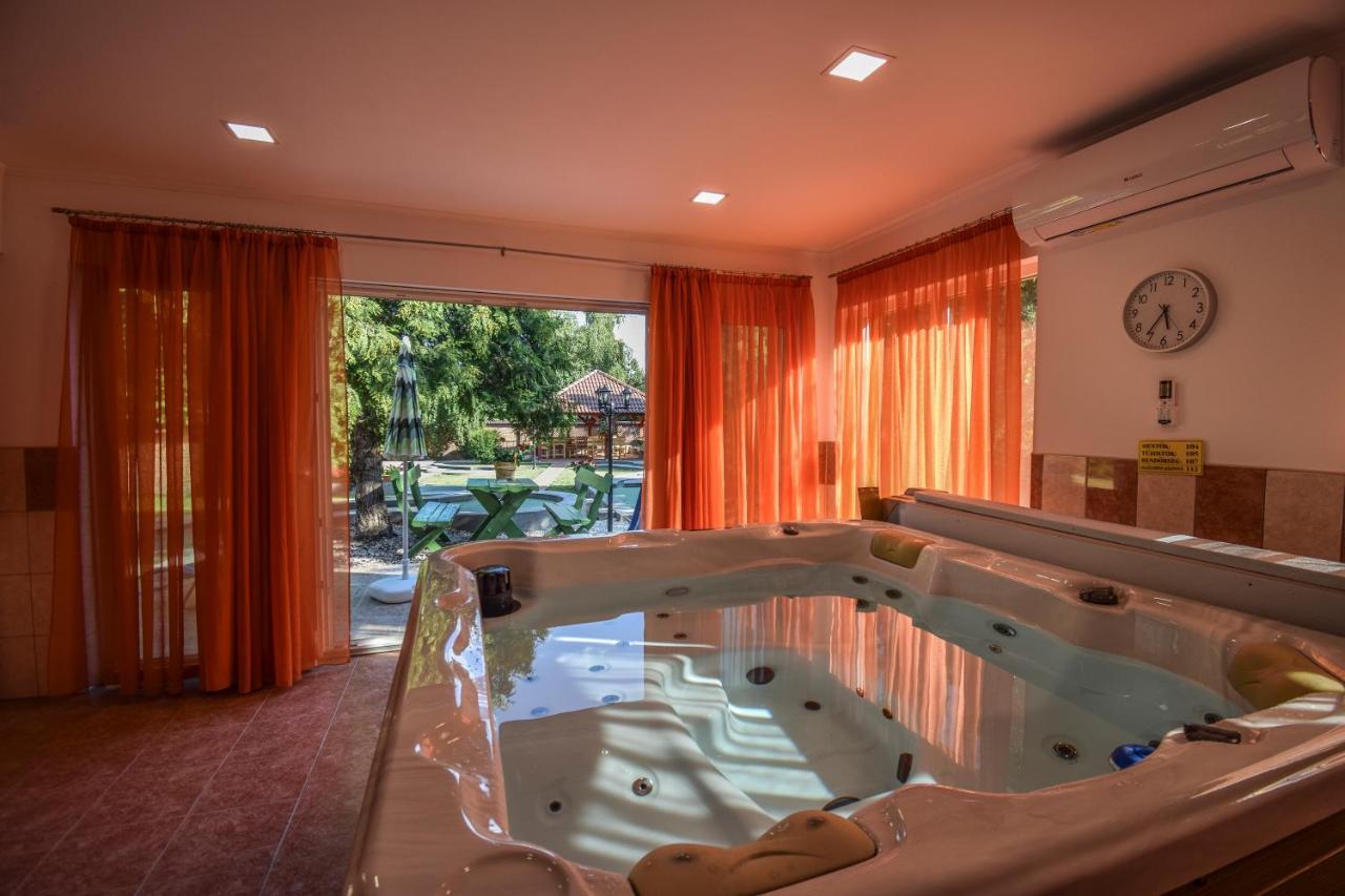 Gala Panzio Hotel Simontornya Ngoại thất bức ảnh